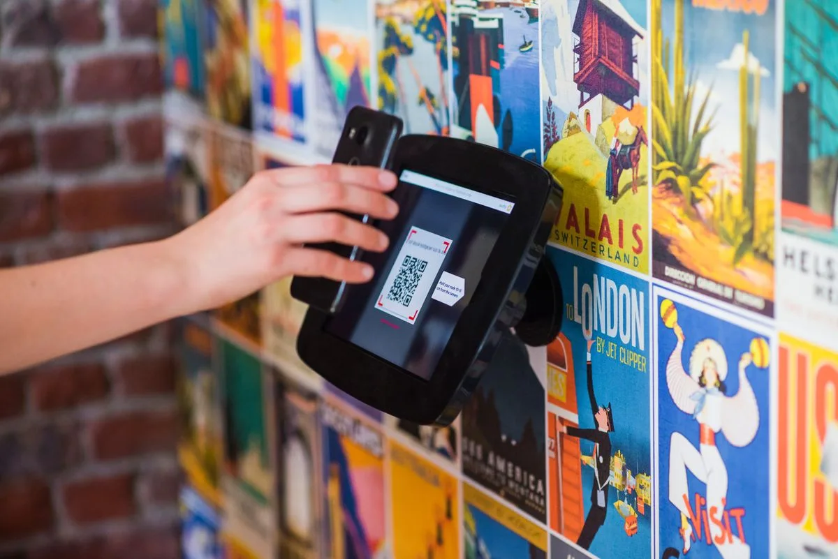 Código QR de restaurante colocado sobre una mesa