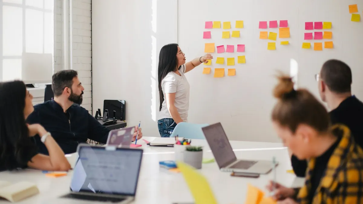Emprendedor creando su catálogo digital gratis