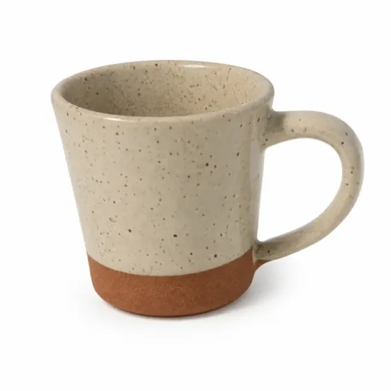 Taza fotografiada con fondo de estudio blanco creada con el Estudio IA