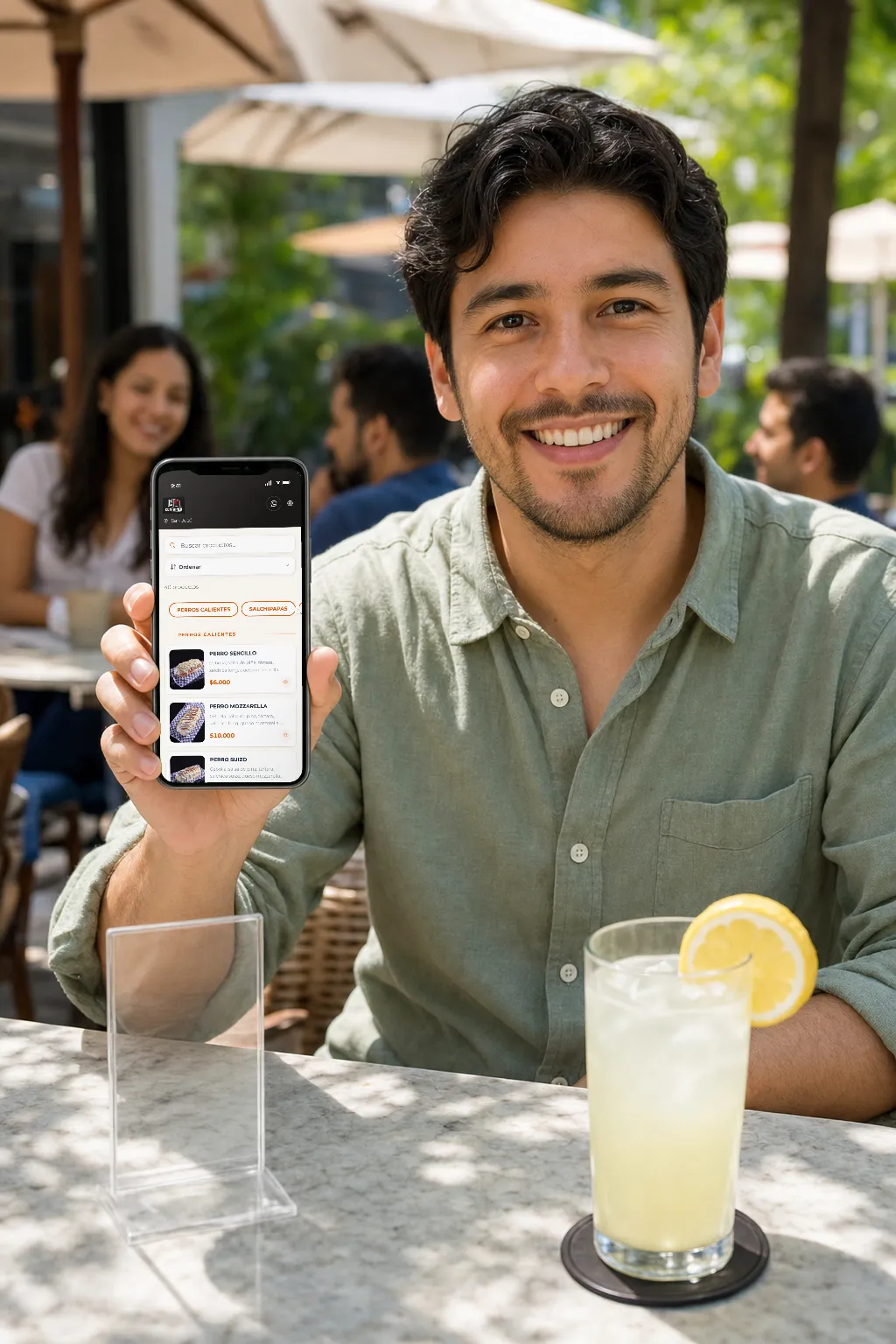 Cliente en la terraza de un restaurante viendo el menú digital en su celular