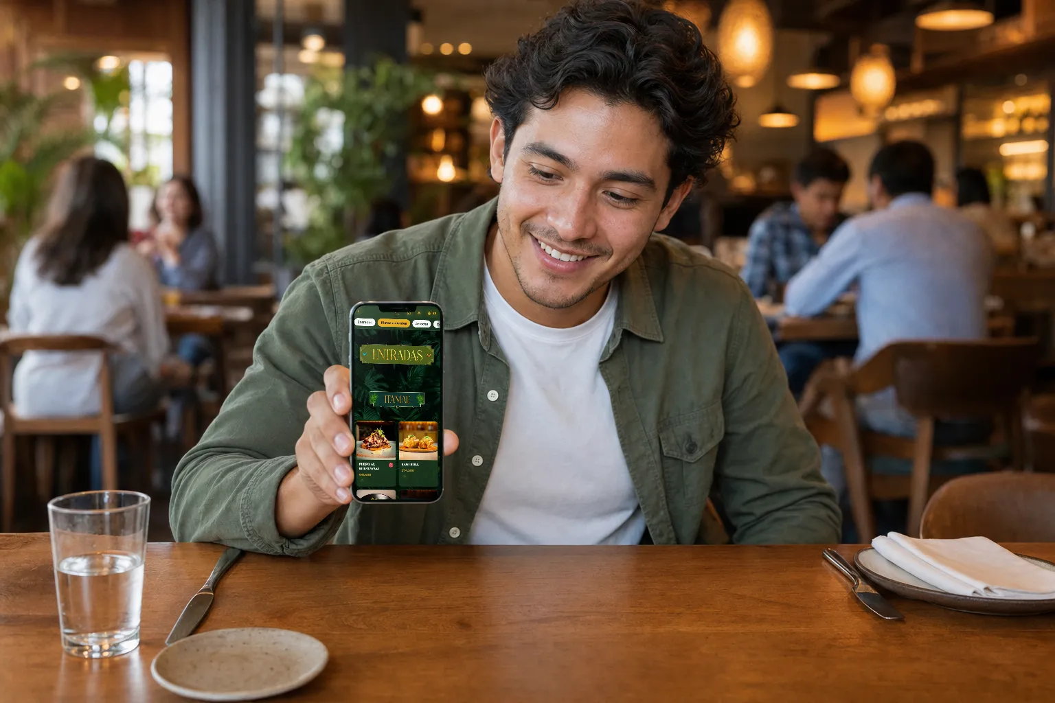 Comensal viendo un plato en realidad aumentada sobre su mesa con el celular