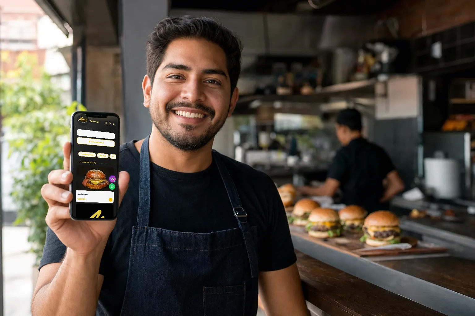 Dueño de una hamburguesería actualizando su menú digital desde el celular