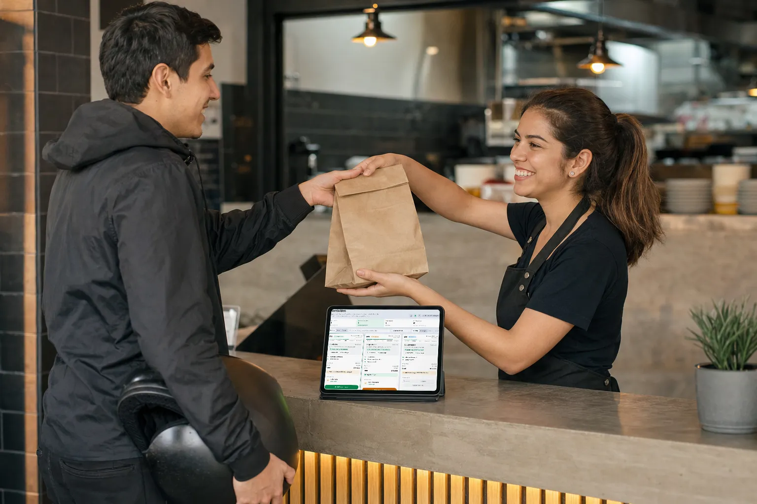 Repartidor de un restaurante revisando en el celular el pedido que va a entregar